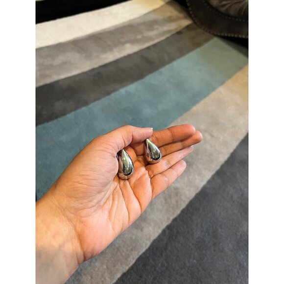 Big Silver stud earring statement bold large teardrop chunky metal shiny earring - Picture 4 of 8